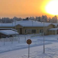 Koulu talvisessa säässä