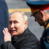Vladimir Putin ja hänen takanaan puolustusministeri Sergei Shoigu.