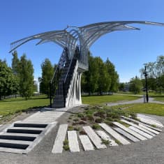 Suuret metalliset siivet, Jyrki Kankaan muistopatsas