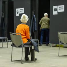 Nainen odottaa vuoroaan rokotettaviksi Porvossa.18.3.2021.