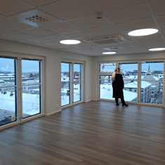 Nuori opiskelijanainen Ellaroosa Rokka tutustuu Lappeenrannan seudun opiskelija-asuntosäätiön uuden kerrostalon kerhotilaan  rakennuksen ylimmässä kerroksessa.