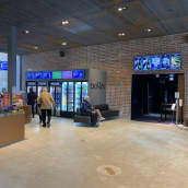 Elokuvateatteri Bio Rexin aula Hämeenlinnassa. Aulassa muutamia ihmisiä.
