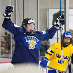 Ronja Savolainen juhlii maalia.