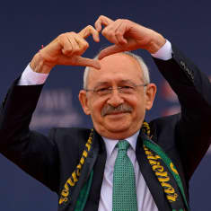 Kemal Kilicdaroglu tekee käsillään sydänmerkin.