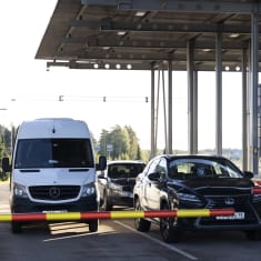 Venäjältä saapuvia autoja Vaalimaan raja-asemalla.