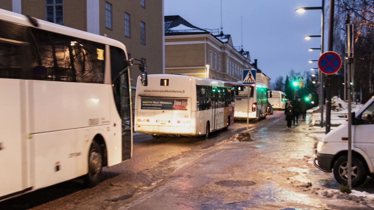 Bussiliikenne ruuhkautui Oulussa, 19.11.2019, kun yksi bussi juuttui liukkaassa kelissä Torikadun mäkeen Pokkitörmällä.