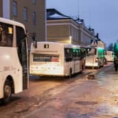 Bussiliikenne ruuhkautui Oulussa, 19.11.2019, kun yksi bussi juuttui liukkaassa kelissä Torikadun mäkeen Pokkitörmällä.