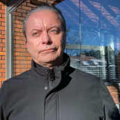Etelä-Pohjanmaan Ely-keskuksen johtaja Anders Östergård seisoo haastateltavana talon edustalla.