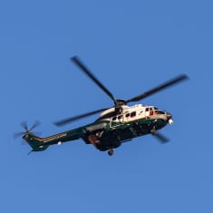 Rajavartiolaitoksen helikopteri taivaalla.