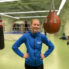 Nyrkkeilijä Pihla Kaivo-oja hymyilee kameralle Nääshallin nyrkkeilysalilla.