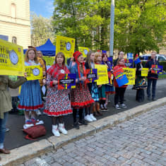 Amnesty Suomen Sápmi -osaston mielenosoitus Säätytalon edessä 23.5.2023.
