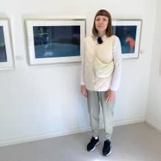 Ukrainalainen taiteilija Kateryna Yehorova seisoo teosten edessä Taidekeskus Salmelassa.
