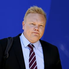 Tiede- ja kulttuuriministeri Antti Kurvinen saapui Säätytalolle.