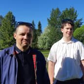 Leiriohjaaja Jan-Mikael Hakomäki, espoolainen Pauli Rantatupa ja helsinkiläinen Rosa Kamar Saarinen seisovat  Peräpohjolan opiston kesäisen vihreällä pihalla.