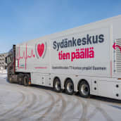 Oulun Sydänkeskus -yhtiön uusi punavalkoinen tutkimusrekka liikkuu aluksi Oulussa ja Rovaniemellä.