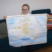 Anniina Juuti näyttää Australian karttaa. 