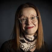Tietokirjailija Asta Leppä katsoo kameraan