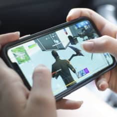 En tonåring spelar Fortnite på en Applemobil i Billerica i USA-delstaten Massachusetts den 24 augusti 2020.