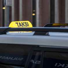 Taksi -kyltti taksin katolla.