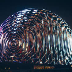 Sphere-tapahtumahalli Yhdysvaltain Las Vegasissa. Hallin ulkopinta on vuorattu LED-valoilla, joilla voi ajaa erilaisia animaatioita tai kuvia valtavan rakennuksen pinnassa.