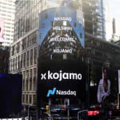 Kojamo-yhtiön nimi mainostaululla New Yorkin Times Squarella.