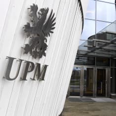Metsäteollisuusyhtiö UPM:n logo pääkonttorissa Helsingissä.