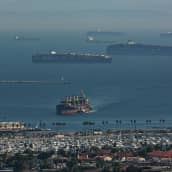 Los Anglesin sataman edustalla kymmenet valtavat konttilaivat odottivat pääsyä satamaan 13. lokakuuta.