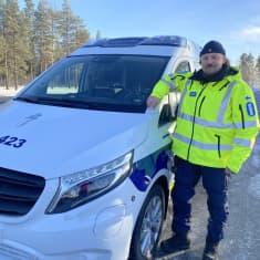 Sodankylän liikennepoliisin vanhempi konstaapeli Eero Heikkilä esittelee poliisin sähköautoa.
