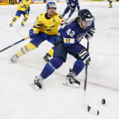 Sami Vatanen kuljettaa kiekkoa Ruotsia vastaan jääkiekon MM-kisoissa 2022.