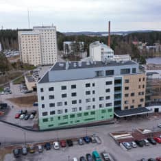 Ilmakuva Savonlinnan pääterveysasemasta toukokuussa 2022.