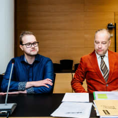 Jere Kiiski oikeudessa asianajajansa kanssa.