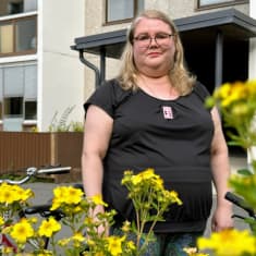 Elina Metsänen seisoo kotitalonsa edustalla Oulussa.