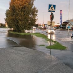 Tulvavettä kaupungin kaduilla Porissa.