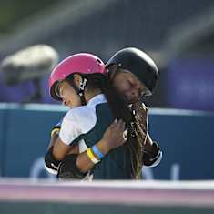 Heili Sirviö ja Arisa Trew halaavat.