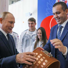 Vladimir Putin ja Umar Kremlev Moskovaan avatun nyrkkeilykeskuksen avajaisissa syyskuussa 2022.