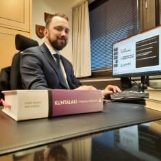 Lappeenrannan apulaiskaupunginjohtaja Tuomo Sallinen istuu työpöytänsä ääressä