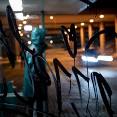 Tagi bussipysäkillä