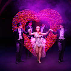 Jennie Storbacka näyttelemässä musikaalissa Moulin Rouge.