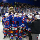 Imatran Ketterän pelaajat juhlivat Mestiksen mestaruutta.