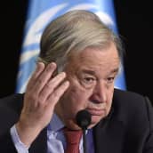 YK:n pääsihteeri Antonio Guterres pitää lehdistötilaisuutta Beirutissa, Libanonissa joulukuussa 2021.