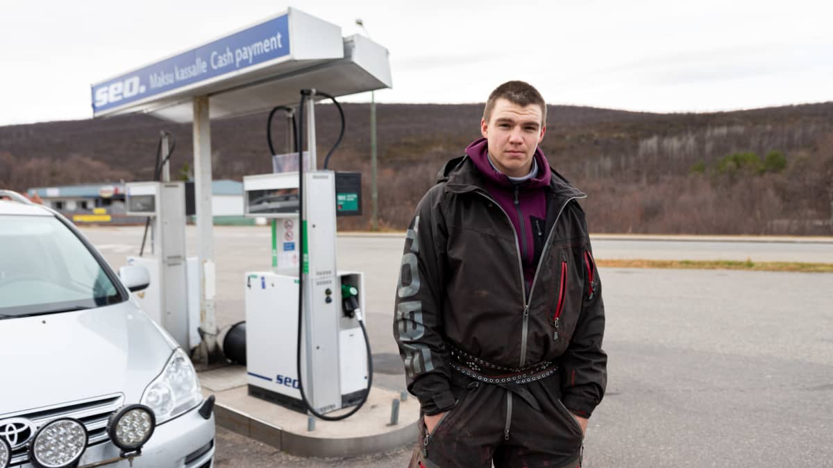 Sakari Syvänperä tankkaamassa Nuorgamissa