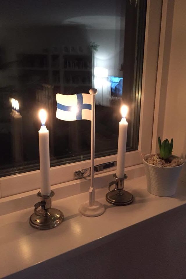 Kaksi kynttilää ikkunalaudalla ovat tärkeässä osassa itsenäisyyspäivänä