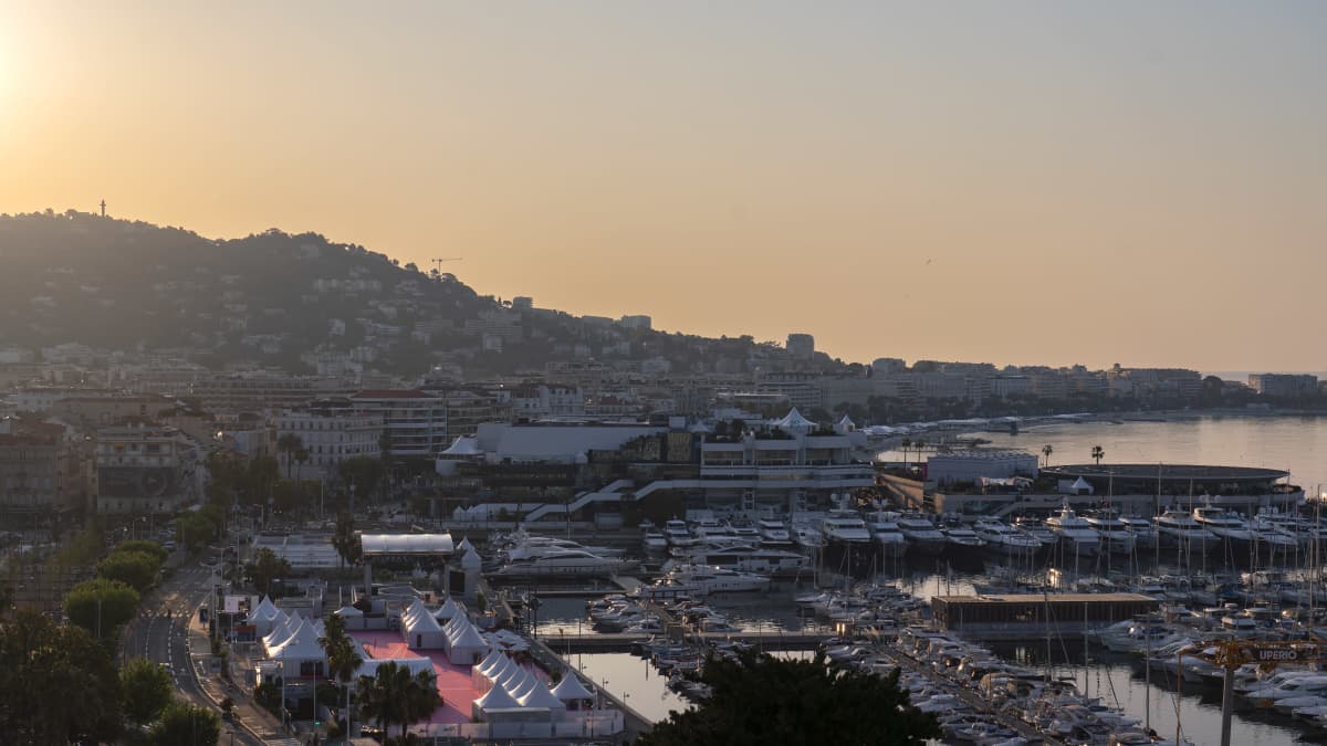 Cannes aamuauringossa.