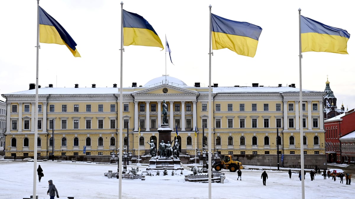 Ukrainan liput koristavat valtioneuvoston linnaa Ukrainan sodan ensimmäisenä vuosipäivänä.