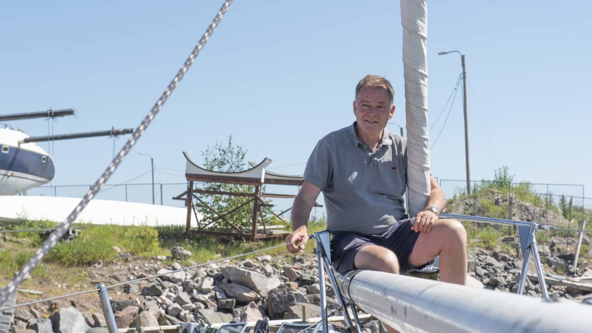 Kilpapurjehtija Tapio Lehtinen istuu purjevene Galianan keulassa ja katselee maihin.