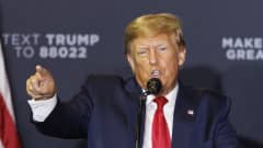 Entinen presidentti Donald Trump puhuu kampanjatilaisuudessa Manchesterissä, New Hampshiressä torstaina 27.4.2022.