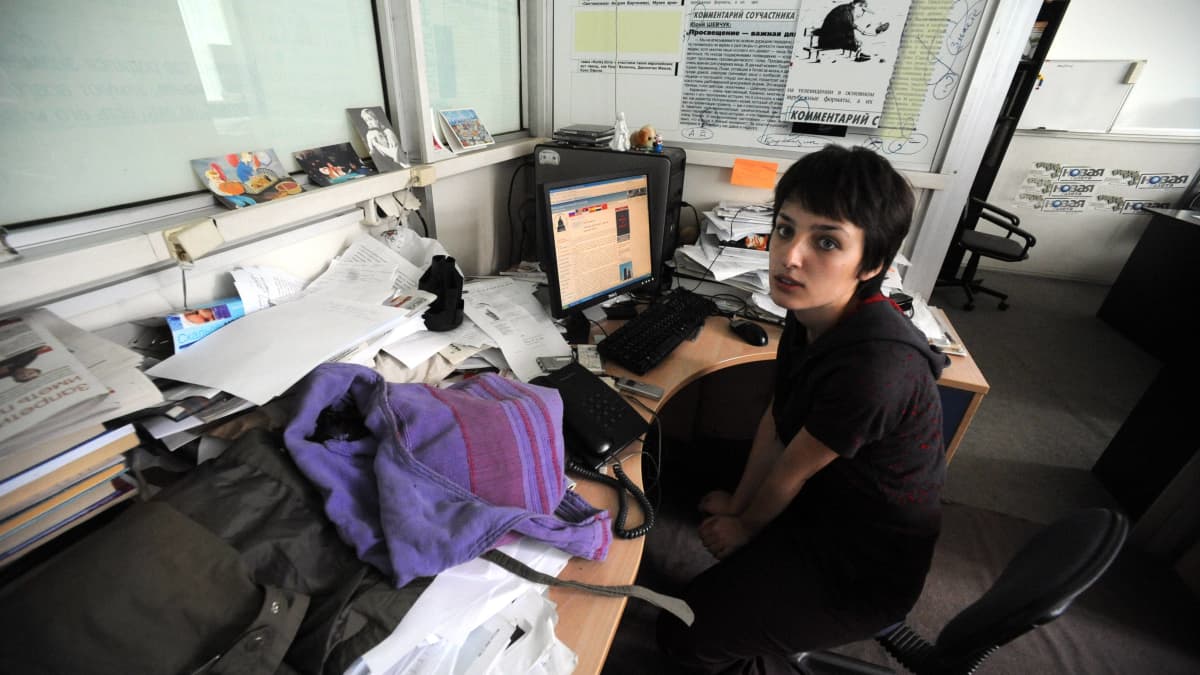 Jelena Kostjutšenko työpöytönsä ääressä.