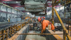 Työntekijät valavat betonipilaria Betsetin tehtaalla Kyyjärvellä.