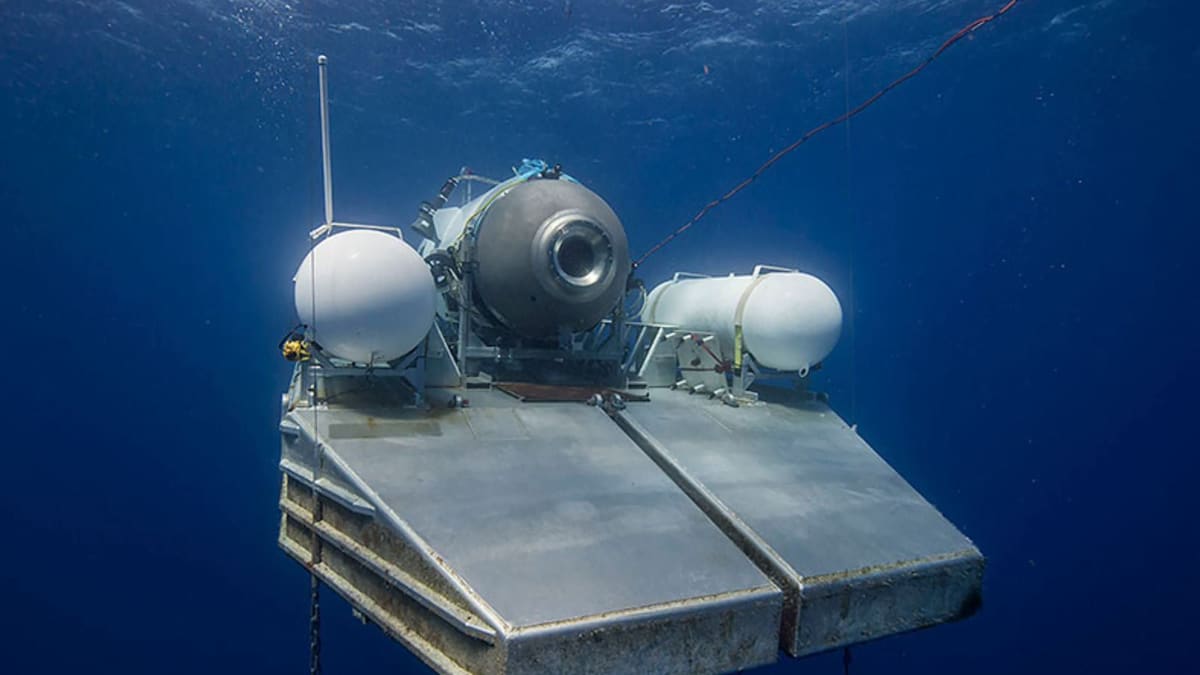 Sukellusvene lähtöalustallaan veden pinnan alla.