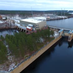 Kemijoen Valasjaskosken voimalaitos Rovaniemn eteläpuolella.